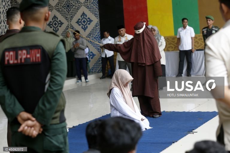 Indonésia: Aplicação da Lei da Sharia com punição por chicotadas em Banda Aceh