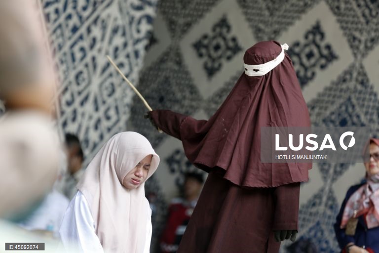 Indonésia: Aplicação da Lei da Sharia com punição por chicotadas em Banda Aceh