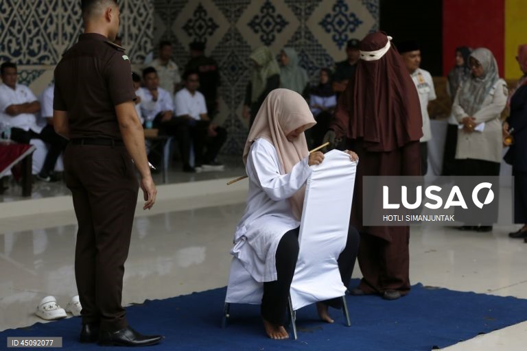 Indonésia: Aplicação da Lei da Sharia com punição por chicotadas em Banda Aceh