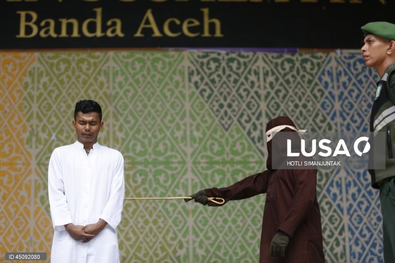 Indonésia: Aplicação da Lei da Sharia com punição por chicotadas em Banda Aceh