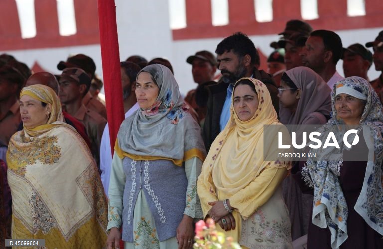 Novos recrutas do Regimento de Infantaria Ligeira de Jammu e Caxemira (JKLIR) marcham enquanto participam no desfile de passagem de testemunho numa base do exército nos arredores de Srinagar, a capital de verão da Caxemira indiana. Um total de 326 jovens de Jammu e Caxemira foram formalmente admitidos no JKLIR após onze meses de formação rigorosa. 