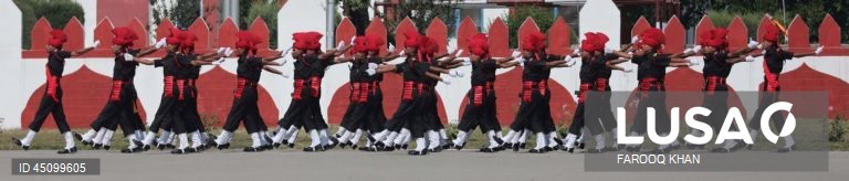 Novos recrutas do Regimento de Infantaria Ligeira de Jammu e Caxemira (JKLIR) marcham enquanto participam no desfile de passagem de testemunho numa base do exército nos arredores de Srinagar, a capital de verão da Caxemira indiana. Um total de 326 jovens de Jammu e Caxemira foram formalmente admitidos no JKLIR após onze meses de formação rigorosa. 