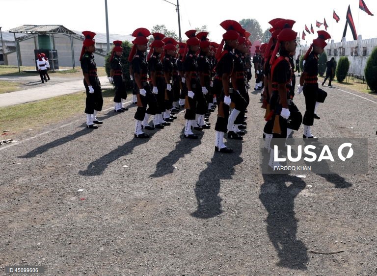 Novos recrutas do Regimento de Infantaria Ligeira de Jammu e Caxemira (JKLIR) marcham enquanto participam no desfile de passagem de testemunho numa base do exército nos arredores de Srinagar, a capital de verão da Caxemira indiana. Um total de 326 jovens de Jammu e Caxemira foram formalmente admitidos no JKLIR após onze meses de formação rigorosa. 