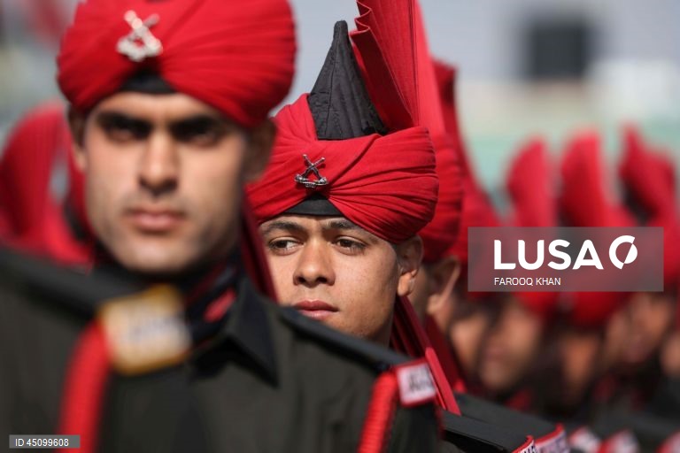 Novos recrutas do Regimento de Infantaria Ligeira de Jammu e Caxemira (JKLIR) marcham enquanto participam no desfile de passagem de testemunho numa base do exército nos arredores de Srinagar, a capital de verão da Caxemira indiana. Um total de 326 jovens de Jammu e Caxemira foram formalmente admitidos no JKLIR após onze meses de formação rigorosa. 