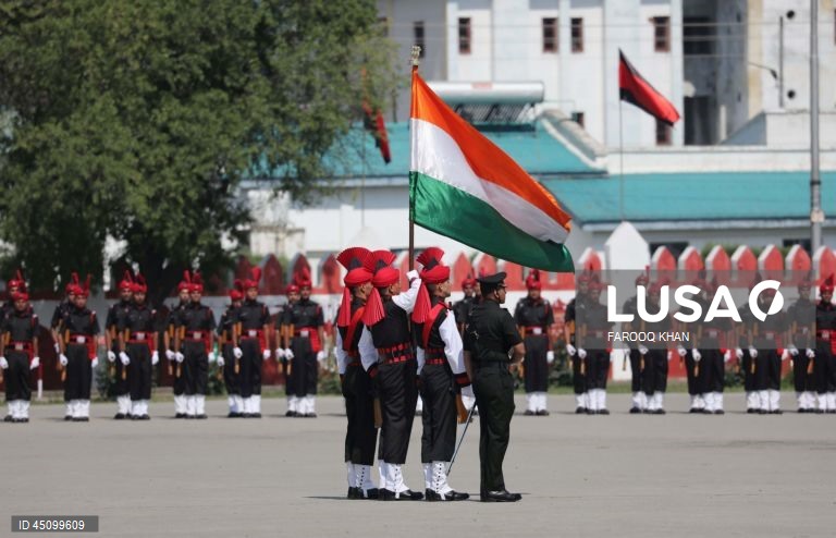 Novos recrutas do Regimento de Infantaria Ligeira de Jammu e Caxemira (JKLIR) marcham enquanto participam no desfile de passagem de testemunho numa base do exército nos arredores de Srinagar, a capital de verão da Caxemira indiana. Um total de 326 jovens de Jammu e Caxemira foram formalmente admitidos no JKLIR após onze meses de formação rigorosa. 