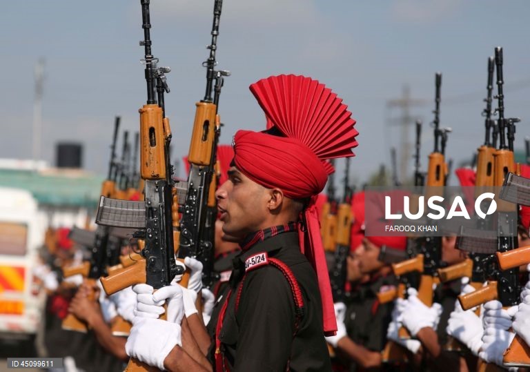 Novos recrutas do Regimento de Infantaria Ligeira de Jammu e Caxemira (JKLIR) marcham enquanto participam no desfile de passagem de testemunho numa base do exército nos arredores de Srinagar, a capital de verão da Caxemira indiana. Um total de 326 jovens de Jammu e Caxemira foram formalmente admitidos no JKLIR após onze meses de formação rigorosa. 
