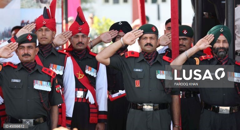 Novos recrutas do Regimento de Infantaria Ligeira de Jammu e Caxemira (JKLIR) marcham enquanto participam no desfile de passagem de testemunho numa base do exército nos arredores de Srinagar, a capital de verão da Caxemira indiana. Um total de 326 jovens de Jammu e Caxemira foram formalmente admitidos no JKLIR após onze meses de formação rigorosa. 