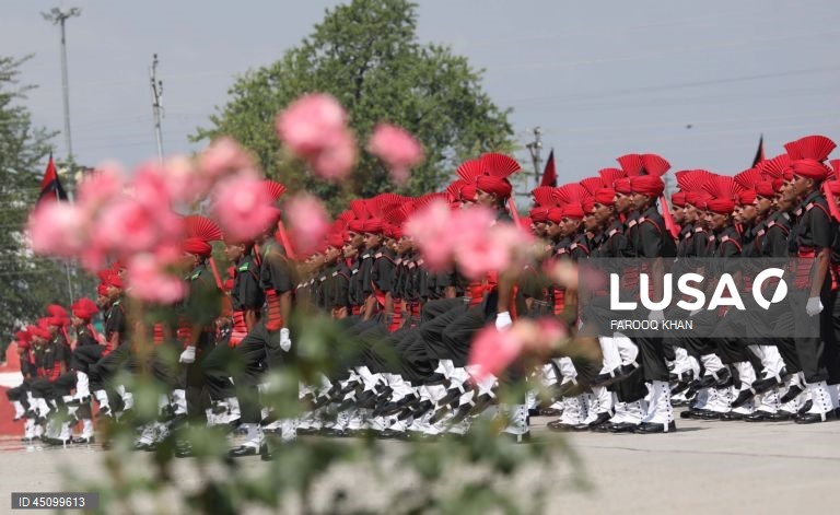 Novos recrutas do Regimento de Infantaria Ligeira de Jammu e Caxemira (JKLIR) marcham enquanto participam no desfile de passagem de testemunho numa base do exército nos arredores de Srinagar, a capital de verão da Caxemira indiana. Um total de 326 jovens de Jammu e Caxemira foram formalmente admitidos no JKLIR após onze meses de formação rigorosa. 