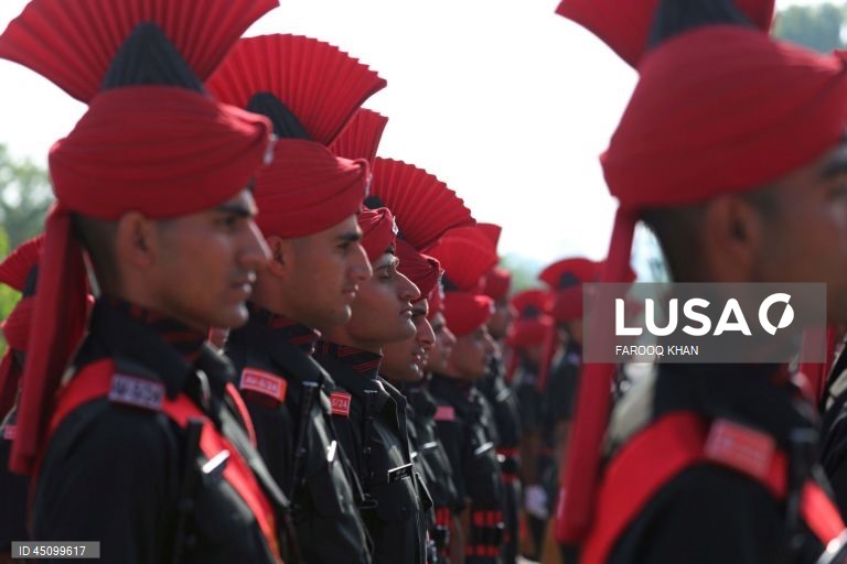Novos recrutas do Regimento de Infantaria Ligeira de Jammu e Caxemira (JKLIR) marcham enquanto participam no desfile de passagem de testemunho numa base do exército nos arredores de Srinagar, a capital de verão da Caxemira indiana. Um total de 326 jovens de Jammu e Caxemira foram formalmente admitidos no JKLIR após onze meses de formação rigorosa. 