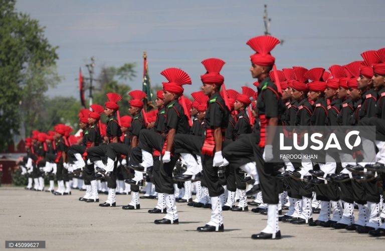 Novos recrutas do Regimento de Infantaria Ligeira de Jammu e Caxemira (JKLIR) marcham enquanto participam no desfile de passagem de testemunho numa base do exército nos arredores de Srinagar, a capital de verão da Caxemira indiana. Um total de 326 jovens de Jammu e Caxemira foram formalmente admitidos no JKLIR após onze meses de formação rigorosa. 