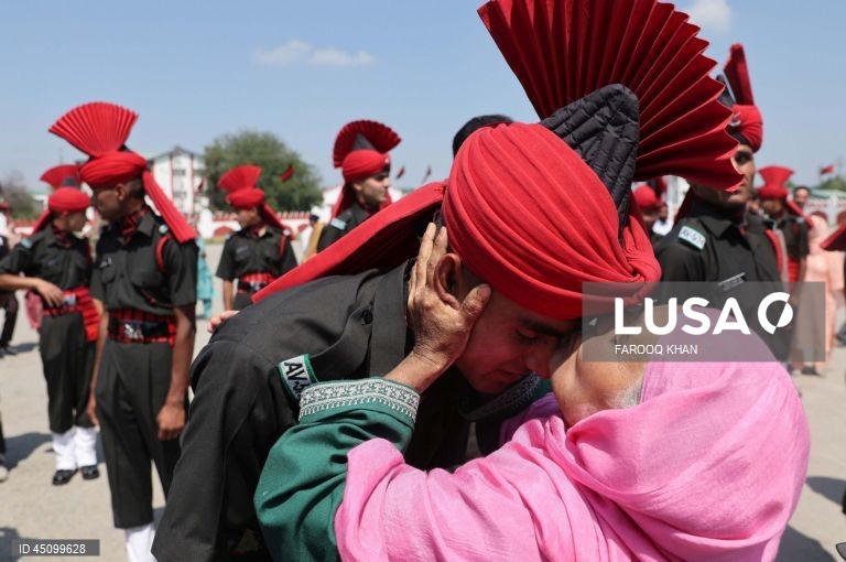 Novos recrutas do Regimento de Infantaria Ligeira de Jammu e Caxemira (JKLIR) marcham enquanto participam no desfile de passagem de testemunho numa base do exército nos arredores de Srinagar, a capital de verão da Caxemira indiana. Um total de 326 jovens de Jammu e Caxemira foram formalmente admitidos no JKLIR após onze meses de formação rigorosa. 