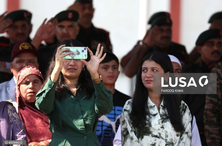 Novos recrutas do Regimento de Infantaria Ligeira de Jammu e Caxemira (JKLIR) marcham enquanto participam no desfile de passagem de testemunho numa base do exército nos arredores de Srinagar, a capital de verão da Caxemira indiana. Um total de 326 jovens de Jammu e Caxemira foram formalmente admitidos no JKLIR após onze meses de formação rigorosa. 