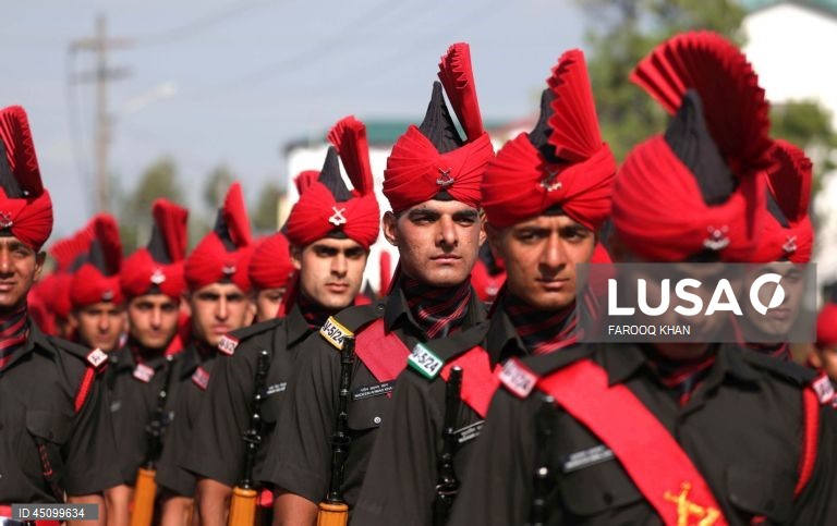 Novos recrutas do Regimento de Infantaria Ligeira de Jammu e Caxemira (JKLIR) marcham enquanto participam no desfile de passagem de testemunho numa base do exército nos arredores de Srinagar, a capital de verão da Caxemira indiana. Um total de 326 jovens de Jammu e Caxemira foram formalmente admitidos no JKLIR após onze meses de formação rigorosa. 