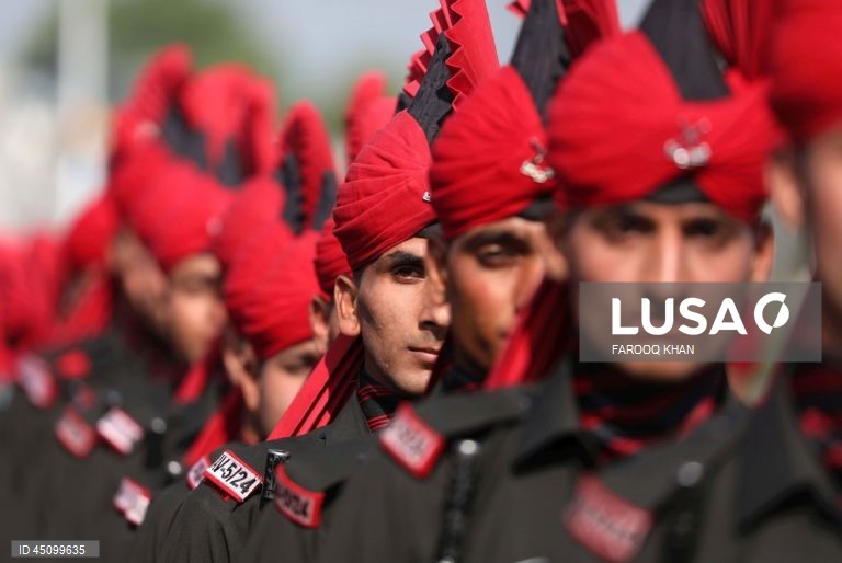 Novos recrutas do Regimento de Infantaria Ligeira de Jammu e Caxemira (JKLIR) marcham enquanto participam no desfile de passagem de testemunho numa base do exército nos arredores de Srinagar, a capital de verão da Caxemira indiana. Um total de 326 jovens de Jammu e Caxemira foram formalmente admitidos no JKLIR após onze meses de formação rigorosa. 