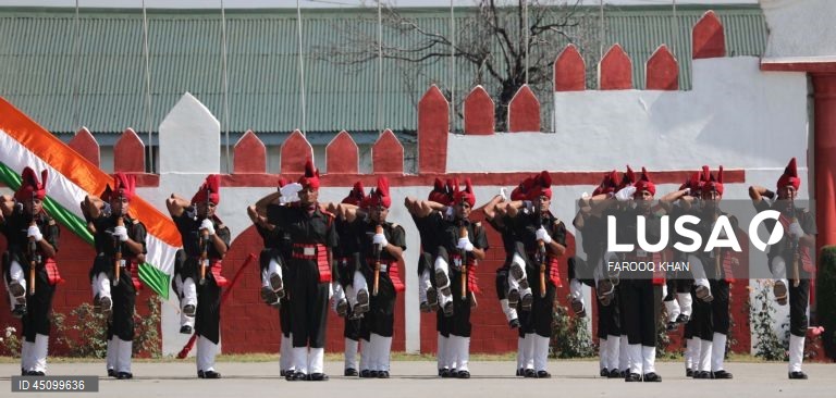 Novos recrutas do Regimento de Infantaria Ligeira de Jammu e Caxemira (JKLIR) marcham enquanto participam no desfile de passagem de testemunho numa base do exército nos arredores de Srinagar, a capital de verão da Caxemira indiana. Um total de 326 jovens de Jammu e Caxemira foram formalmente admitidos no JKLIR após onze meses de formação rigorosa. 