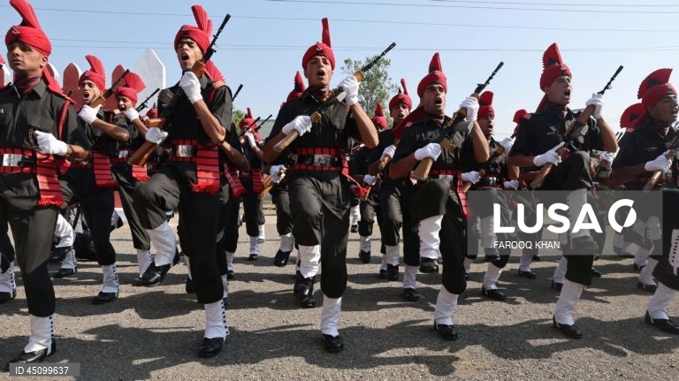 Novos recrutas do Regimento de Infantaria Ligeira de Jammu e Caxemira (JKLIR) marcham enquanto participam no desfile de passagem de testemunho numa base do exército nos arredores de Srinagar, a capital de verão da Caxemira indiana. Um total de 326 jovens de Jammu e Caxemira foram formalmente admitidos no JKLIR após onze meses de formação rigorosa. 