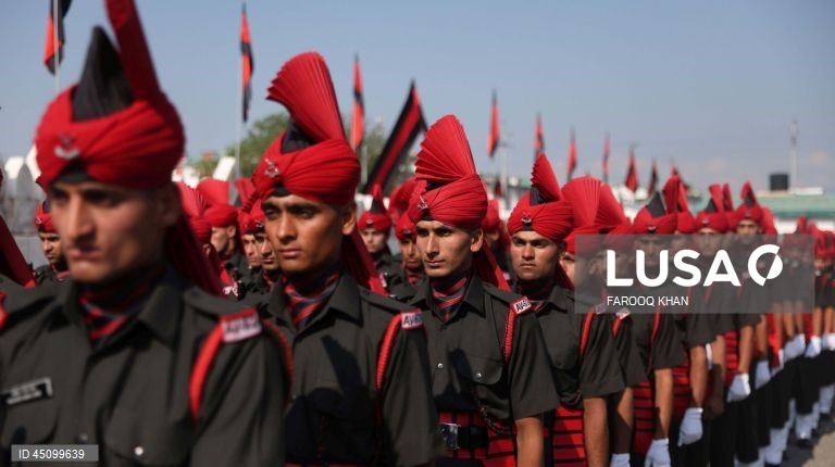 Novos recrutas do Regimento de Infantaria Ligeira de Jammu e Caxemira (JKLIR) marcham enquanto participam no desfile de passagem de testemunho numa base do exército nos arredores de Srinagar, a capital de verão da Caxemira indiana. Um total de 326 jovens de Jammu e Caxemira foram formalmente admitidos no JKLIR após onze meses de formação rigorosa. 