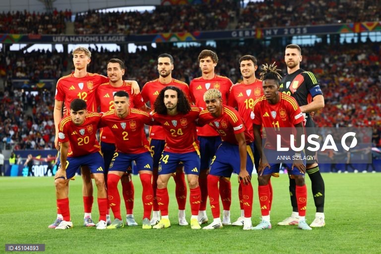 A detentora do título Espanha qualificou-se hoje para a final da quarta edição da Liga das Nações em futebol, marcando encontro para domingo com Portugal, ao vencer a França por 5-4, na segunda meia-final, em Estugarda, Alemanha.