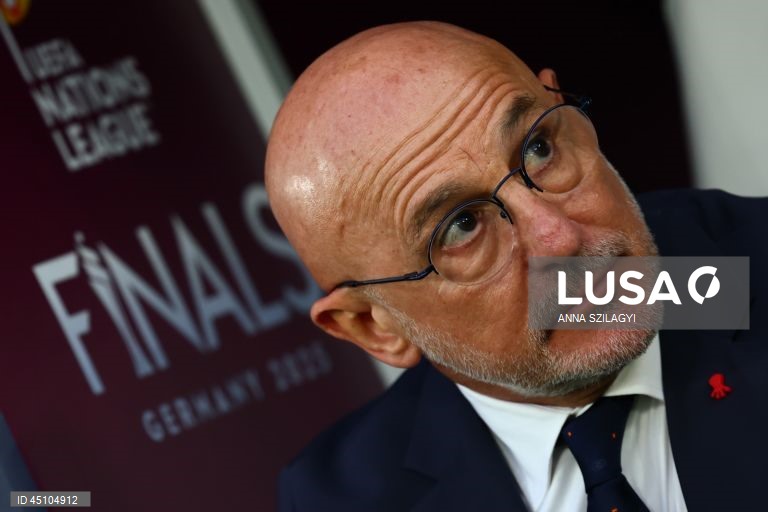 A detentora do título Espanha qualificou-se hoje para a final da quarta edição da Liga das Nações em futebol, marcando encontro para domingo com Portugal, ao vencer a França por 5-4, na segunda meia-final, em Estugarda, Alemanha.