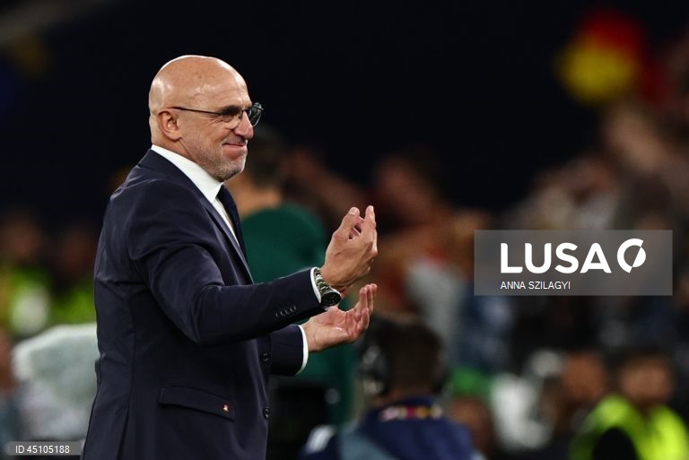 A detentora do título Espanha qualificou-se hoje para a final da quarta edição da Liga das Nações em futebol, marcando encontro para domingo com Portugal, ao vencer a França por 5-4, na segunda meia-final, em Estugarda, Alemanha.