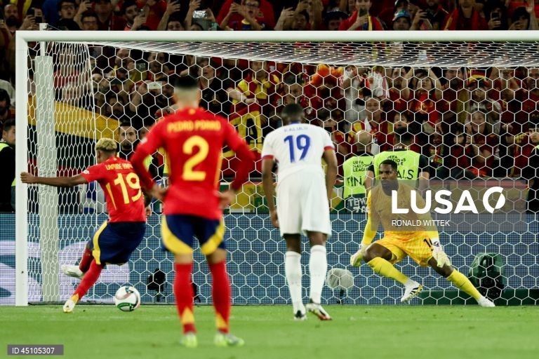 A detentora do título Espanha qualificou-se hoje para a final da quarta edição da Liga das Nações em futebol, marcando encontro para domingo com Portugal, ao vencer a França por 5-4, na segunda meia-final, em Estugarda, Alemanha.