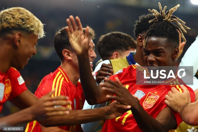 A detentora do título Espanha qualificou-se hoje para a final da quarta edição da Liga das Nações em futebol, marcando encontro para domingo com Portugal, ao vencer a França por 5-4, na segunda meia-final, em Estugarda, Alemanha.