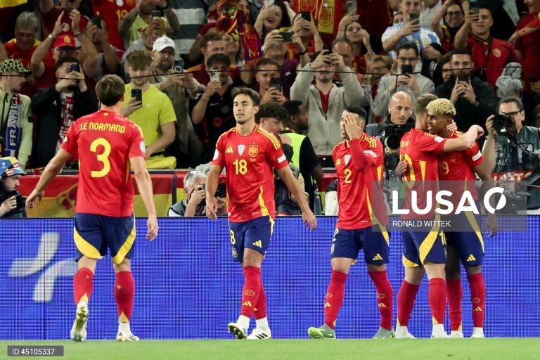A detentora do título Espanha qualificou-se hoje para a final da quarta edição da Liga das Nações em futebol, marcando encontro para domingo com Portugal, ao vencer a França por 5-4, na segunda meia-final, em Estugarda, Alemanha.