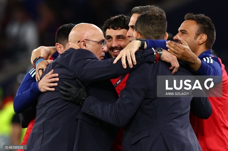 A detentora do título Espanha qualificou-se hoje para a final da quarta edição da Liga das Nações em futebol, marcando encontro para domingo com Portugal, ao vencer a França por 5-4, na segunda meia-final, em Estugarda, Alemanha.
