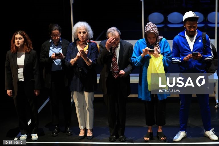 Ensaio de imprensa da peça “Babel” com encenação de Nuno Cardoso, que também assume a dramaturgia, a cenografia e os figurinos do espetáculo, no Teatro Carlos Alberto, no Porto, 06 de junho de 2025. A nova produção própria do Teatro Nacional São João parte do texto de Camões para refletir sobre a identidade portuguesa nos dias de hoje e estreia dia 10 de junho. ESTELA SILVA/LUSA
