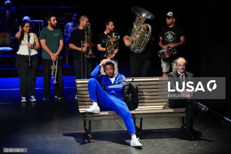 Ensaio de imprensa da peça “Babel” com encenação de Nuno Cardoso, que também assume a dramaturgia, a cenografia e os figurinos do espetáculo, no Teatro Carlos Alberto, no Porto, 06 de junho de 2025. A nova produção própria do Teatro Nacional São João parte do texto de Camões para refletir sobre a identidade portuguesa nos dias de hoje e estreia dia 10 de junho. ESTELA SILVA/LUSA

