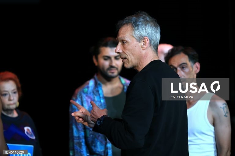 O encenador e ator Nuno Cardoso durante o ensaio de imprensa da peça “Babel”, no Teatro Carlos Alberto, no Porto, 06 de junho de 2025. A nova produção própria do Teatro Nacional São João parte do texto de Camões para refletir sobre a identidade portuguesa nos dias de hoje e estreia dia 10 de junho. ESTELA SILVA/LUSA

