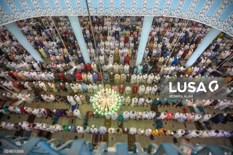 Muçulmanos do Bangladesh rezam o Eid al-Adha na Mesquita Nacional Baitul Mukarram em Daca, Bangladesh. O Eid al-Adha é o mais sagrado dos dois feriados muçulmanos celebrados todos os anos e assinala a peregrinação anual dos muçulmanos (Hajj) a Meca, o local mais sagrado do Islão. Os muçulmanos abatem um animal em sacrifício e dividem a carne em três partes: uma para a família, outra para os amigos e familiares e outra para os pobres e necessitados.

