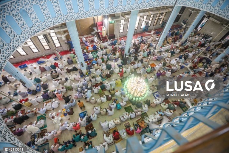 Muçulmanos do Bangladesh rezam o Eid al-Adha na Mesquita Nacional Baitul Mukarram em Daca, Bangladesh. O Eid al-Adha é o mais sagrado dos dois feriados muçulmanos celebrados todos os anos e assinala a peregrinação anual dos muçulmanos (Hajj) a Meca, o local mais sagrado do Islão. Os muçulmanos abatem um animal em sacrifício e dividem a carne em três partes: uma para a família, outra para os amigos e familiares e outra para os pobres e necessitados.

