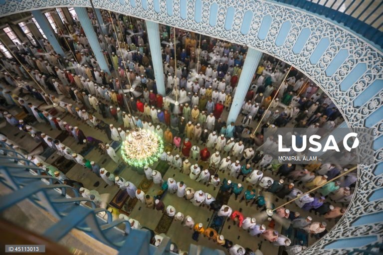 Muçulmanos do Bangladesh rezam o Eid al-Adha na Mesquita Nacional Baitul Mukarram em Daca, Bangladesh. O Eid al-Adha é o mais sagrado dos dois feriados muçulmanos celebrados todos os anos e assinala a peregrinação anual dos muçulmanos (Hajj) a Meca, o local mais sagrado do Islão. Os muçulmanos abatem um animal em sacrifício e dividem a carne em três partes: uma para a família, outra para os amigos e familiares e outra para os pobres e necessitados.

