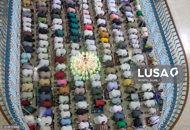Muçulmanos do Bangladesh rezam o Eid al-Adha na Mesquita Nacional Baitul Mukarram em Daca, Bangladesh. O Eid al-Adha é o mais sagrado dos dois feriados muçulmanos celebrados todos os anos e assinala a peregrinação anual dos muçulmanos (Hajj) a Meca, o local mais sagrado do Islão. Os muçulmanos abatem um animal em sacrifício e dividem a carne em três partes: uma para a família, outra para os amigos e familiares e outra para os pobres e necessitados.

