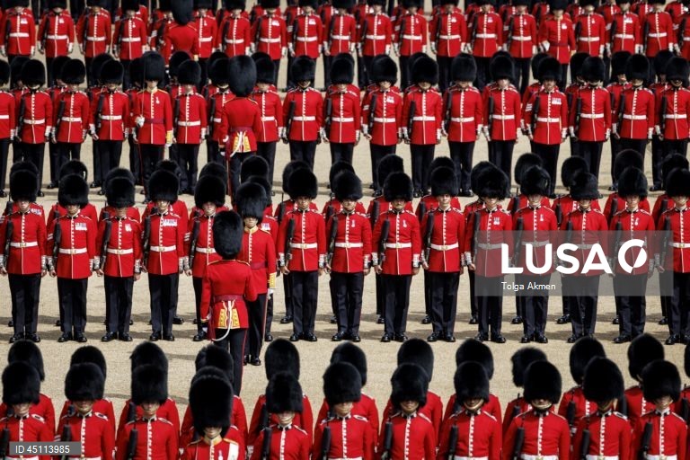 Regimentos da Divisão Doméstica do Exército Britânico participam na Revisão do Coronel, que é o ensaio final da cerimónia militar Trooping the Colour em Horse Guards Parade, em Londres, Grã-Bretanha. O Colonel's Review envolve mais de 1.000 soldados e quase 200 cavalos da Household Division, que realizam manobras de treino no campo de batalha enquanto passam por uma inspeção do Coronel da Coldstream Guards. 

