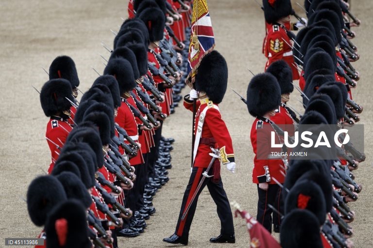 Regimentos da Divisão Doméstica do Exército Britânico participam na Revisão do Coronel, que é o ensaio final da cerimónia militar Trooping the Colour em Horse Guards Parade, em Londres, Grã-Bretanha. O Colonel's Review envolve mais de 1.000 soldados e quase 200 cavalos da Household Division, que realizam manobras de treino no campo de batalha enquanto passam por uma inspeção do Coronel da Coldstream Guards. 

