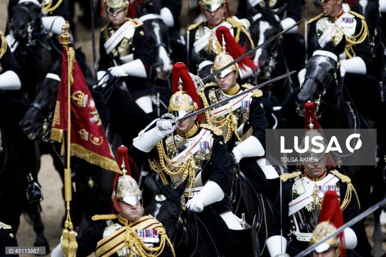 Regimentos da Divisão Doméstica do Exército Britânico participam na Revisão do Coronel, que é o ensaio final da cerimónia militar Trooping the Colour em Horse Guards Parade, em Londres, Grã-Bretanha. O Colonel's Review envolve mais de 1.000 soldados e quase 200 cavalos da Household Division, que realizam manobras de treino no campo de batalha enquanto passam por uma inspeção do Coronel da Coldstream Guards. 

