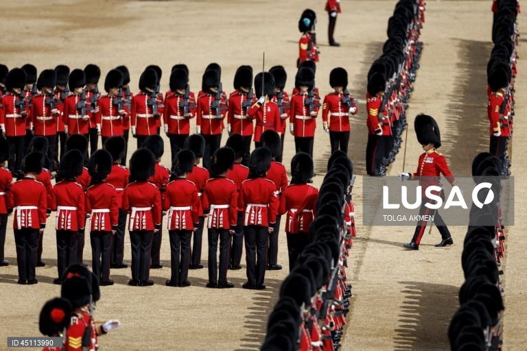 Regimentos da Divisão Doméstica do Exército Britânico participam na Revisão do Coronel, que é o ensaio final da cerimónia militar Trooping the Colour em Horse Guards Parade, em Londres, Grã-Bretanha. O Colonel's Review envolve mais de 1.000 soldados e quase 200 cavalos da Household Division, que realizam manobras de treino no campo de batalha enquanto passam por uma inspeção do Coronel da Coldstream Guards. 

