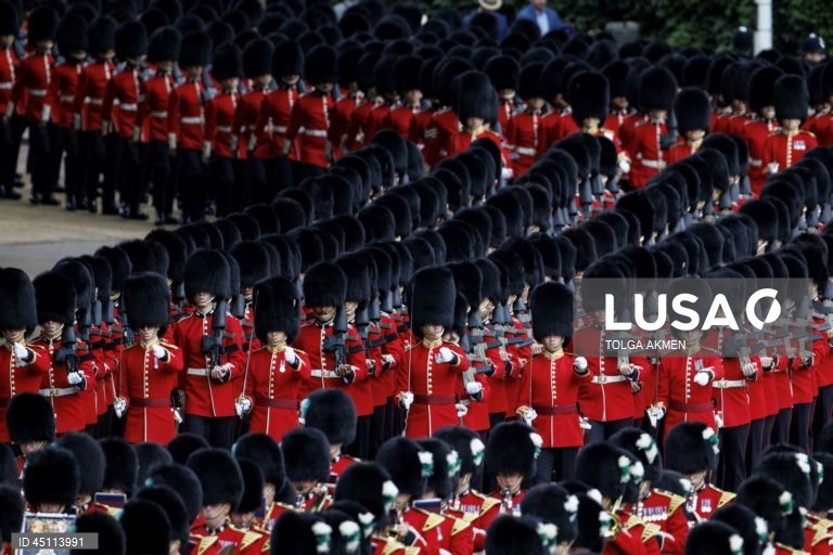 Regimentos da Divisão Doméstica do Exército Britânico participam na Revisão do Coronel, que é o ensaio final da cerimónia militar Trooping the Colour em Horse Guards Parade, em Londres, Grã-Bretanha. O Colonel's Review envolve mais de 1.000 soldados e quase 200 cavalos da Household Division, que realizam manobras de treino no campo de batalha enquanto passam por uma inspeção do Coronel da Coldstream Guards. 

