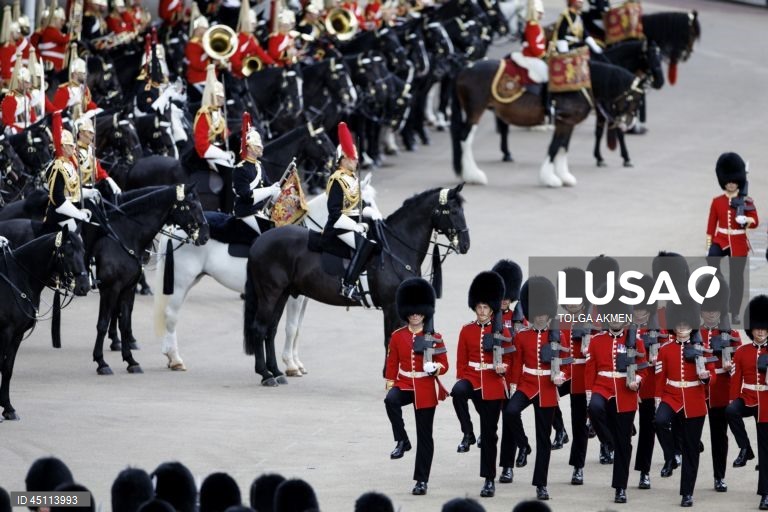 Regimentos da Divisão Doméstica do Exército Britânico participam na Revisão do Coronel, que é o ensaio final da cerimónia militar Trooping the Colour em Horse Guards Parade, em Londres, Grã-Bretanha. O Colonel's Review envolve mais de 1.000 soldados e quase 200 cavalos da Household Division, que realizam manobras de treino no campo de batalha enquanto passam por uma inspeção do Coronel da Coldstream Guards. 

