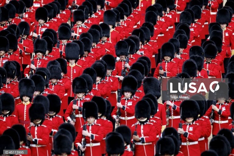 Regimentos da Divisão Doméstica do Exército Britânico participam na Revisão do Coronel, que é o ensaio final da cerimónia militar Trooping the Colour em Horse Guards Parade, em Londres, Grã-Bretanha. O Colonel's Review envolve mais de 1.000 soldados e quase 200 cavalos da Household Division, que realizam manobras de treino no campo de batalha enquanto passam por uma inspeção do Coronel da Coldstream Guards. 

