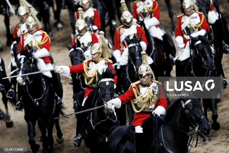 Regimentos da Divisão Doméstica do Exército Britânico participam na Revisão do Coronel, que é o ensaio final da cerimónia militar Trooping the Colour em Horse Guards Parade, em Londres, Grã-Bretanha. O Colonel's Review envolve mais de 1.000 soldados e quase 200 cavalos da Household Division, que realizam manobras de treino no campo de batalha enquanto passam por uma inspeção do Coronel da Coldstream Guards. 

