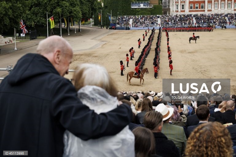 Regimentos da Divisão Doméstica do Exército Britânico participam na Revisão do Coronel, que é o ensaio final da cerimónia militar Trooping the Colour em Horse Guards Parade, em Londres, Grã-Bretanha. O Colonel's Review envolve mais de 1.000 soldados e quase 200 cavalos da Household Division, que realizam manobras de treino no campo de batalha enquanto passam por uma inspeção do Coronel da Coldstream Guards. 

