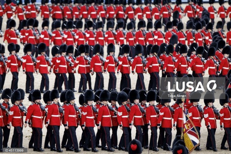 Regimentos da Divisão Doméstica do Exército Britânico participam na Revisão do Coronel, que é o ensaio final da cerimónia militar Trooping the Colour em Horse Guards Parade, em Londres, Grã-Bretanha. O Colonel's Review envolve mais de 1.000 soldados e quase 200 cavalos da Household Division, que realizam manobras de treino no campo de batalha enquanto passam por uma inspeção do Coronel da Coldstream Guards. 

