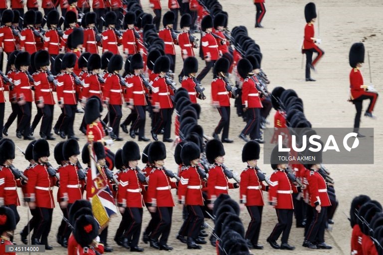 Regimentos da Divisão Doméstica do Exército Britânico participam na Revisão do Coronel, que é o ensaio final da cerimónia militar Trooping the Colour em Horse Guards Parade, em Londres, Grã-Bretanha. O Colonel's Review envolve mais de 1.000 soldados e quase 200 cavalos da Household Division, que realizam manobras de treino no campo de batalha enquanto passam por uma inspeção do Coronel da Coldstream Guards. 

