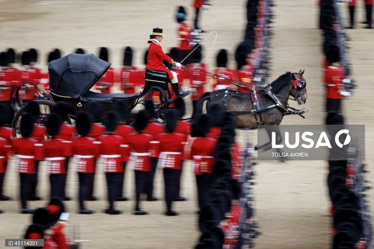 Regimentos da Divisão Doméstica do Exército Britânico participam na Revisão do Coronel, que é o ensaio final da cerimónia militar Trooping the Colour em Horse Guards Parade, em Londres, Grã-Bretanha. O Colonel's Review envolve mais de 1.000 soldados e quase 200 cavalos da Household Division, que realizam manobras de treino no campo de batalha enquanto passam por uma inspeção do Coronel da Coldstream Guards. 


