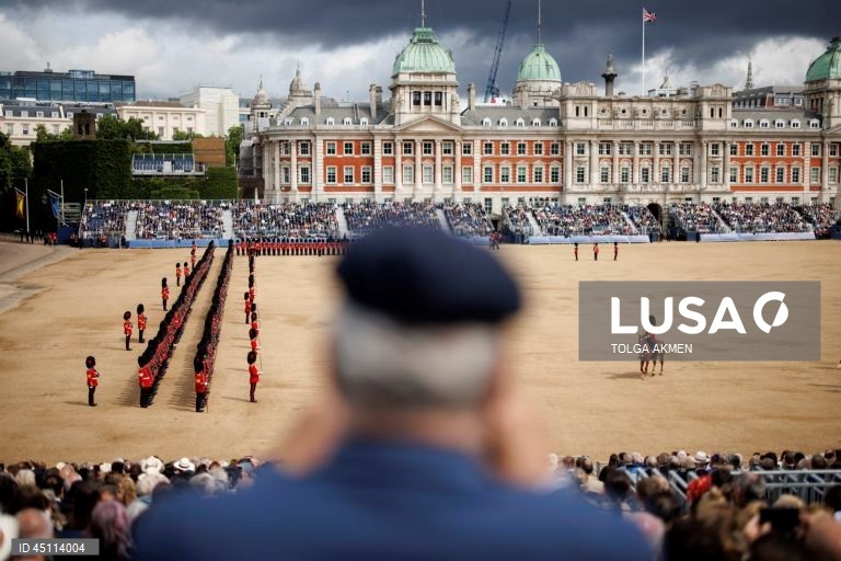 Regimentos da Divisão Doméstica do Exército Britânico participam na Revisão do Coronel, que é o ensaio final da cerimónia militar Trooping the Colour em Horse Guards Parade, em Londres, Grã-Bretanha. O Colonel's Review envolve mais de 1.000 soldados e quase 200 cavalos da Household Division, que realizam manobras de treino no campo de batalha enquanto passam por uma inspeção do Coronel da Coldstream Guards. 

