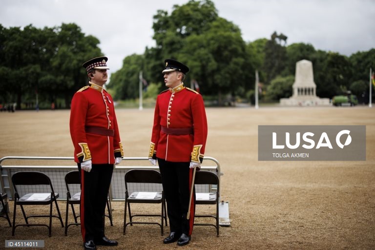 Regimentos da Divisão Doméstica do Exército Britânico participam na Revisão do Coronel, que é o ensaio final da cerimónia militar Trooping the Colour em Horse Guards Parade, em Londres, Grã-Bretanha. O Colonel's Review envolve mais de 1.000 soldados e quase 200 cavalos da Household Division, que realizam manobras de treino no campo de batalha enquanto passam por uma inspeção do Coronel da Coldstream Guards. 

