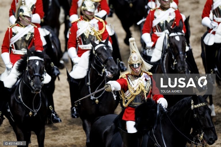 Regimentos da Divisão Doméstica do Exército Britânico participam na Revisão do Coronel, que é o ensaio final da cerimónia militar Trooping the Colour em Horse Guards Parade, em Londres, Grã-Bretanha. O Colonel's Review envolve mais de 1.000 soldados e quase 200 cavalos da Household Division, que realizam manobras de treino no campo de batalha enquanto passam por uma inspeção do Coronel da Coldstream Guards. 

